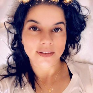 Mulher de cabelos pretos em uma selfie